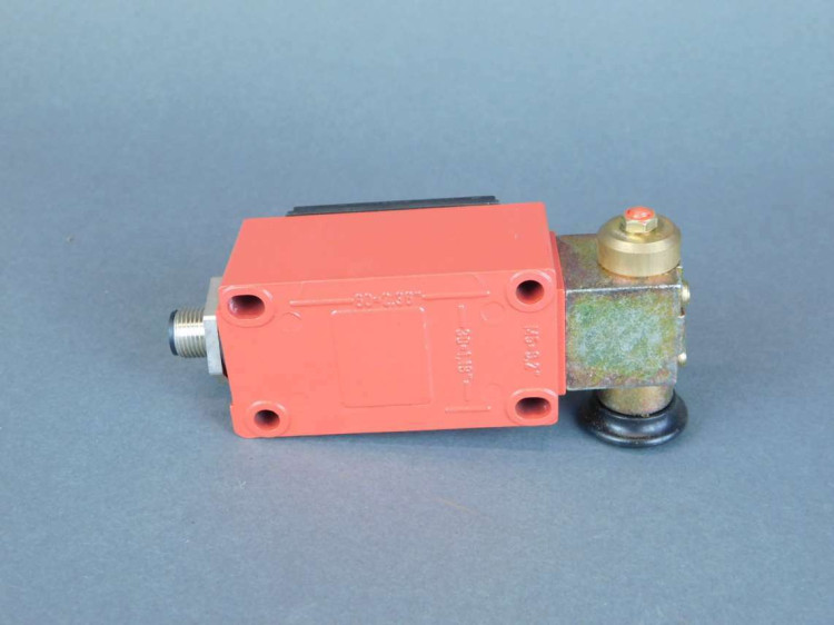 ALLEN BRADLEY 802F-E68M10-D5 INTERLOCK SWITCH WITH KEY