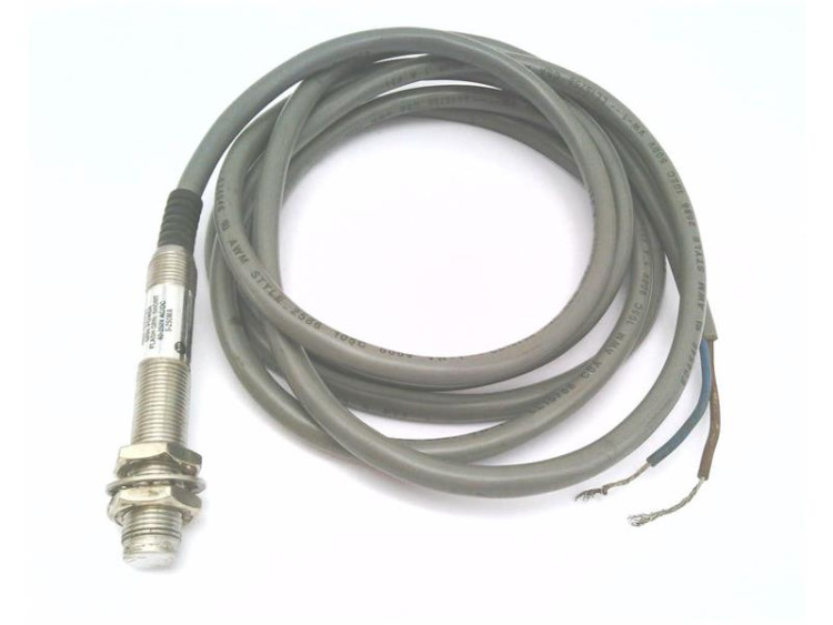 ALLEN BRADLEY 871TM-B2N12-A2 PROXIMITY SWITCH AC/DC M12 2M CABLE SS
