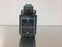 ALLEN BRADLEY 802T-R6TD SWITCH,LIMIT 120V AC MAX 3 AMP MAX