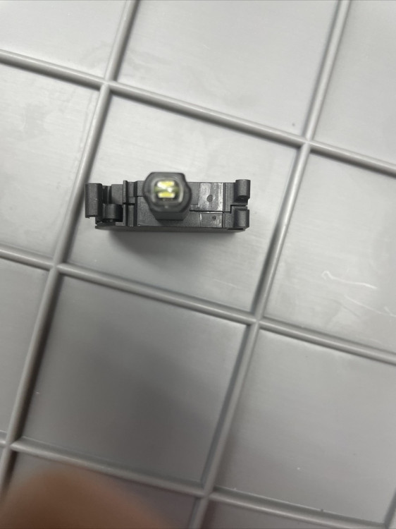 ALLEN BRADLEY 800FP-Q5B 800F LED MODULE WITH PLASTIC LATCH, SPRING-CLAMP ALLEN BRADLEY 800FP-Q5B 800F LED MODULE WITH PLASTIC LATCH, SPRING-CLAMP