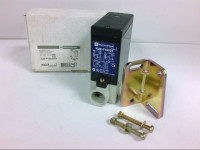 GROUPE SCHNEIDER XUE-F10031H7 SEMSOR PHOTOELECTRIC 2AMP 24-240V