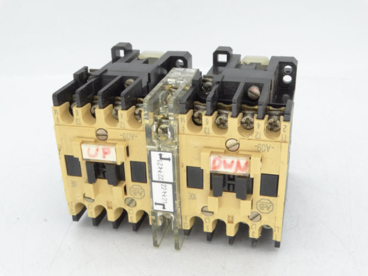 CONTACTOR REVERSING 9AMP 3POLE 220/240V 50/60HZ CONTACTOR REVERSING 9AMP 3POLE 220/240V 50/60HZ