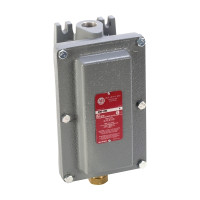 ALLEN BRADLEY 836-N12 ANGLE MOUNTING BRACKET FOR MOUNTING TWO OPEN TYPE BULLETIN 836 STYLE A PRESSURE CONTROLS ON AN ENCLOSURE MOUNTING PLATE.