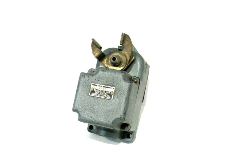 ALLEN BRADLEY 801-CMH2-2 LIMIT SWITCH 600VAC/DC ALLEN BRADLEY 801-CMH2-2 LIMIT SWITCH 600VAC/DC
