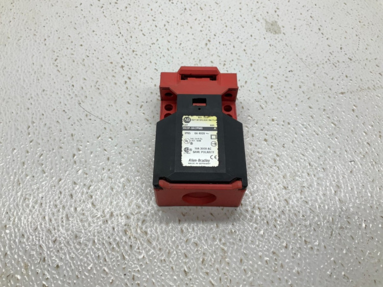 ALLEN BRADLEY 802F-S62PM8 KEY INTERLOCK SWITCH 10AMP 300VAC 2NC/1NO