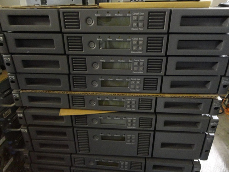 HP Ultrium3000 1/8 G2 Ext. SAS Autoloader (1U; incl. HP DataProtExp Basic for Windows/Linux/NetWare, brcd rdr, 2m SFF8470-SFF8088 SAS cbl) analog AK377A HP Ultrium3000 1/8 G2 Ext. SAS Autoloader (1U; incl. HP DataProtExp Basic for Windows/Linux/NetWare, brcd rdr, 2m SFF8470-SFF8088 SAS cbl) analog AK377A