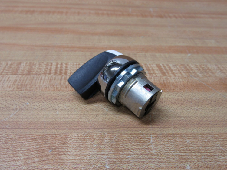 ALLEN BRADLEY 800FM-HM22 2-POSITION SELECTOR SWITCH, METAL BODY, KNOB LEVER, MAINTAINED, BLACK KNOB, WHITE INSERT, SINGLEPACK