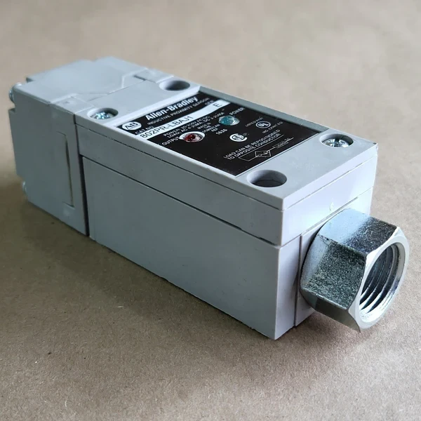 ALLEN BRADLEY 802PR-LBAJ1 INDUCTIVE PROXIMITY SENSORS, 2-WIRE AC/DC, CONDUIT STYLE, SHIELDED, SENSING RANGE 17 MM, N.O., SENSING DIRECTION: TOP, CONDUIT COUPLER ALLEN BRADLEY 802PR-LBAJ1 INDUCTIVE PROXIMITY SENSORS, 2-WIRE AC/DC, CONDUIT STYLE, SHIELDED, SENSING RANGE 17 MM, N.O., SENSING DIRECTION: TOP, CONDUIT COUPLER