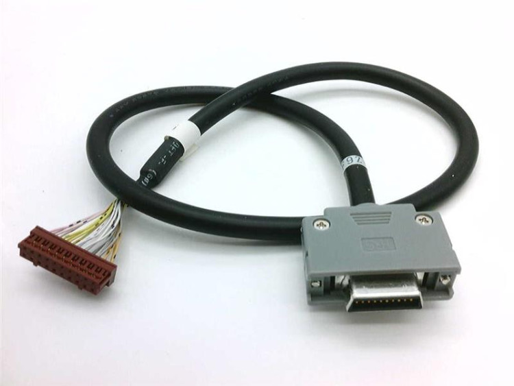 ALLEN BRADLEY 1492-CABLE025WHF PRE-WIRED CABLE FOR DIGITAL I/O MODULES, CABLE TYPE WHF, 20 CONDUCTOR, 18 AWG, W/ 1771-WHF CONNECTOR, 2.5 METER (8.2 FEET)