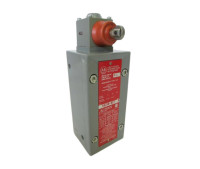 ALLEN BRADLEY 802XR-HF7 SWITCH,LIMIT 600V AC MAX 5 AMP MAX