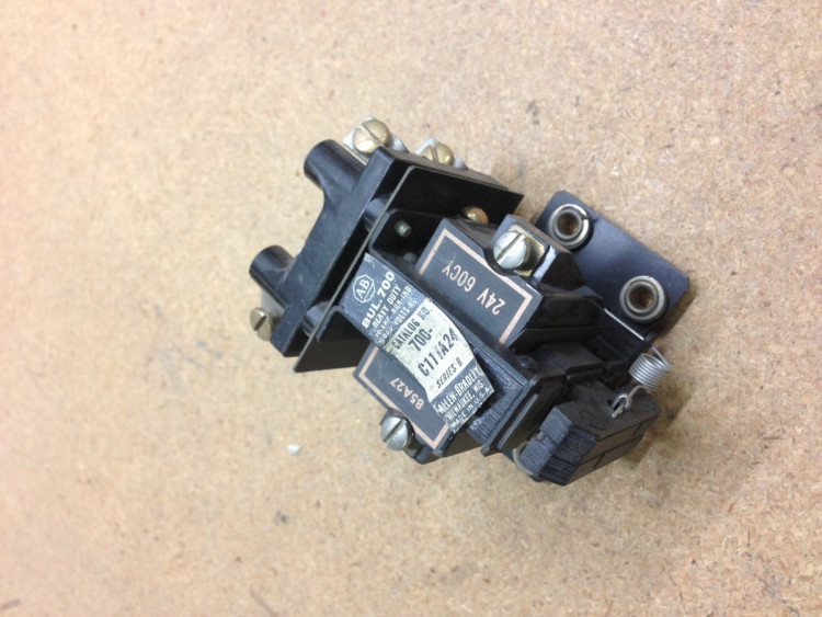 ALLEN BRADLEY 700-C111A24 RELAY NEMA A600 24V 60HZ ALLEN BRADLEY 700-C111A24 RELAY NEMA A600 24V 60HZ