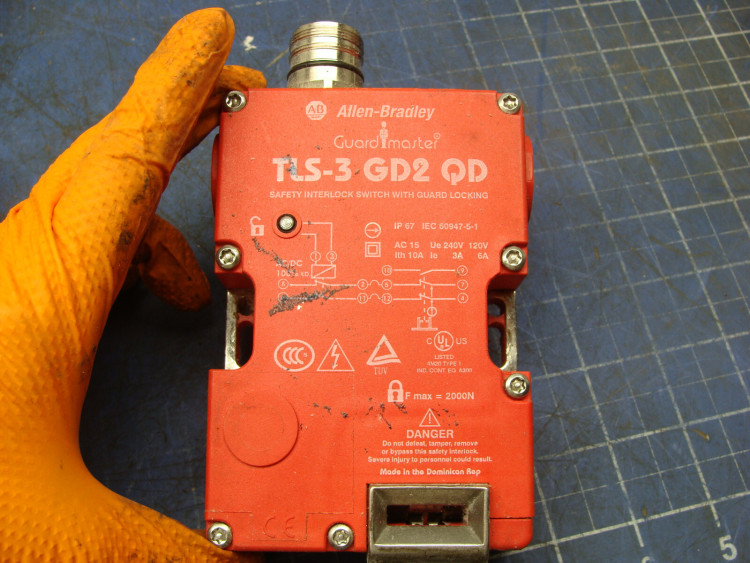 ALLEN BRADLEY TLS-3GD2QD SAFETY INTERLOCK SWITCH 24VAC/DC