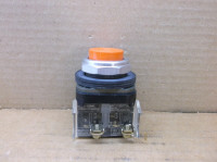 ALLEN BRADLEY 800T-B3D1 PUSHBUTTON ORANGE MOMT. EXT.HD. W/1-N.O CONTACT