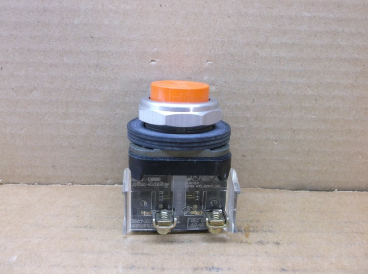 ALLEN BRADLEY 800T-B3D1 PUSHBUTTON ORANGE MOMT. EXT.HD. W/1-N.O CONTACT ALLEN BRADLEY 800T-B3D1 PUSHBUTTON ORANGE MOMT. EXT.HD. W/1-N.O CONTACT