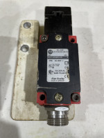 ALLEN BRADLEY 802F-E60M10 SAFETY SWITCH KEY INTERLOCK